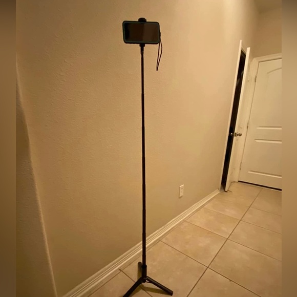BRAND NEW SELFIE STICK 60”TRIPOD COMBO. ALL IN 1 WITH WIRELESS REMOTE - Picture 8 of 9